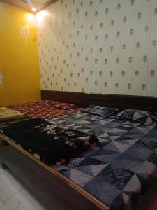 Rúm í herbergi á Maa janki guest house