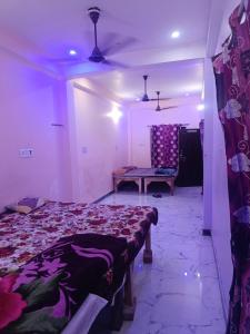 Rúm í herbergi á Maa janki guest house