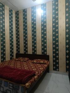 Rúm í herbergi á Maa janki guest house