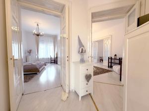 Posteľ alebo postele v izbe v ubytovaní Elegant 125m2 apartment in center of Budapest