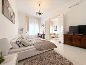 Televízia a/alebo spoločenská miestnosť v ubytovaní Elegant 125m2 apartment in center of Budapest