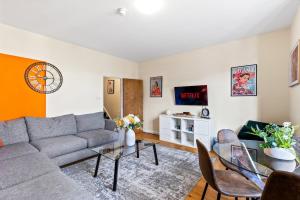 ein Wohnzimmer mit Sofa und Tisch in der Unterkunft Station 10 Beds - Contractor - Central - Sleeps 12 in Brighton & Hove
