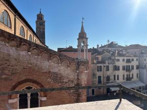- une vue sur la ville depuis un mur en briques dans l'établissement Ca' Morosini, à Venise 27 autres photos