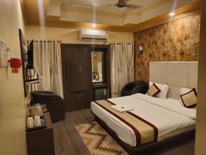 a hotel room with a bed and a television at Hotel The Siwan International in Siwān +26 photos
