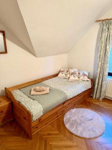 ein Schlafzimmer mit einem großen Holzbett in einem Zimmer in der Unterkunft Katja Cottage in Bohinjska Bela