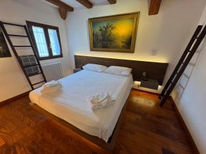 una camera da letto con un letto con lenzuola bianche di Domus Colosseum, detached house just few steps from the Colosseum a Roma