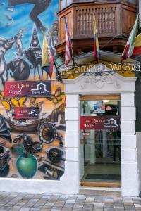 Un edificio con un mural en el costado. en Casa Quinta Hotel, en Bogotá