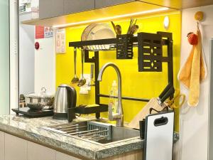 Nhà bếp/bếp nhỏ tại Dr 502 Modern Studio With City View And Kitchen