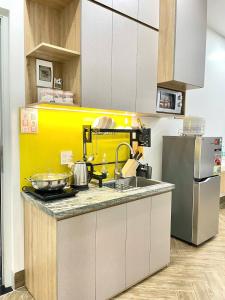 Nhà bếp/bếp nhỏ tại Dr 502 Modern Studio With City View And Kitchen