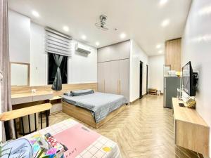 Giường trong phòng chung tại Dr 502 Modern Studio With City View And Kitchen