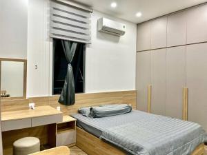 Giường trong phòng chung tại Dr 502 Modern Studio With City View And Kitchen