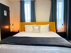 Ένα ή περισσότερα κρεβάτια σε δωμάτιο στο The Baker The Archive Lofts +34 φωτογραφίες