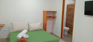 una stanza con un letto con asciugamani sopra di Bambu Hostel a San Francisco Altre 37 foto