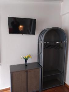 Televízia a/alebo spoločenská miestnosť v ubytovaní Le Rocce Holiday Rooms