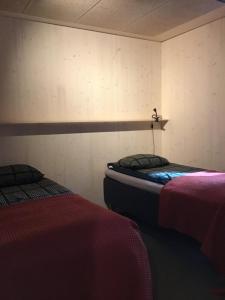 a room with two beds in a room at Havu Resort Laajavuori - Luksushuvila keskellä suomalaista metsää, Jyväskylä in Jyväskylä