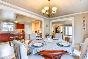 Cape Vincentにある3 Blocks to Lake Ontario Getaway in Cape Vincent!のダイニングルーム、キッチン(テーブル、椅子付)