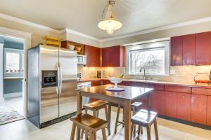 Cape Vincentにある3 Blocks to Lake Ontario Getaway in Cape Vincent!の木製のテーブルと冷蔵庫のあるキッチン +21枚の写真