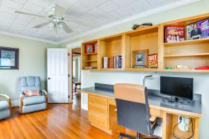 Cape Vincentにある3 Blocks to Lake Ontario Getaway in Cape Vincent!のホームオフィス(デスク、コンピュータ付)