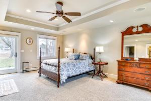 Cape Vincentにある3 Blocks to Lake Ontario Getaway in Cape Vincent!のベッドルーム1室(ベッド1台、ドレッサー、天井ファン付)