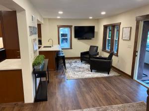 Una oficina con una sala de estar con escritorio y sillas. en The Freedom House by Patriot Properties, en Wisconsin Dells 28 fotos más