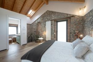 Ένα ή περισσότερα κρεβάτια σε δωμάτιο στο Lora villa, with lake view +63 φωτογραφίες