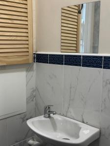a bathroom with a sink and a mirror at Parkend Room Stays in Oxford