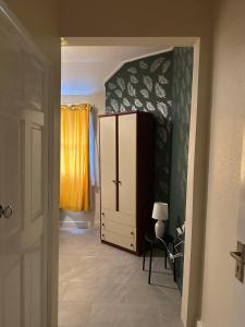a hallway with a closet and a cabinet in a room at Parkend Room Stays in Oxford