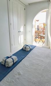 Un dormitorio con una cama con dos almohadas encima. en Weisshorn Bungalow 40, en Maspalomas 26 fotos más