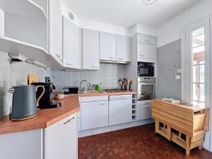 Kuchyňa alebo kuchynka v ubytovaní Les Volets Bleus-Charmante maison entièrement équipée face à la mer pour 2 à 6 personnes