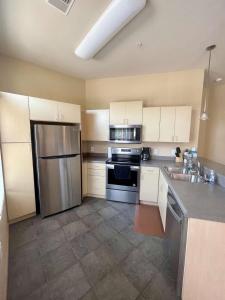 Η κουζίνα ή μικρή κουζίνα στο Cannery Square Unit - 106 by Patriot Properties