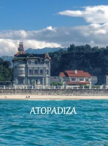 リバデセリャにあるATOPADIZA Maravilloso chalet a pie de playaの海岸の建物