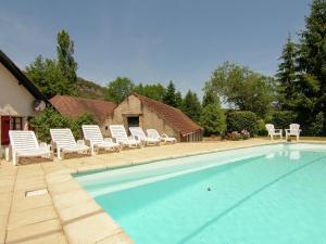 Swimmingpoolen hos eller tæt på Charming Cottage with Pool in V zac South of France