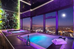 Bazén v ubytovaní Apartamenty Sky Tower z Jakuzzi Przy Oknie alebo v jeho blízkosti