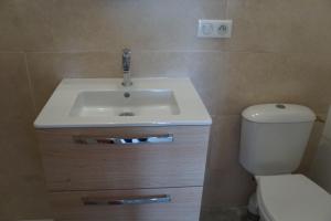 Gallery image of Le Cabanon des oliviers in Saint-Hippolyte-le-Graveyron +18 photos
