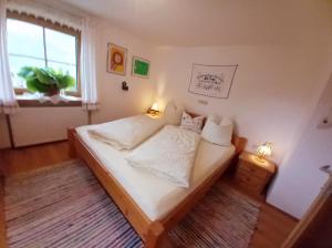 Postel nebo postele na pokoji v ubytování "Opa Sepp" - Gartenwohnung