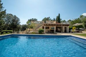 Villa Son Sera游泳池或附近泳池