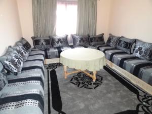 马拉喀什Apartment Twins 12的客厅里有一张沙发和一张桌子。