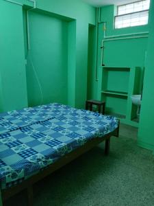 Postel nebo postele na pokoji v ubytování Sri Ranga lodge