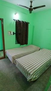 Postel nebo postele na pokoji v ubytování Sri Ranga lodge