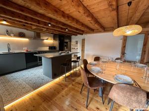 a kitchen and dining room with a table and chairs at Cal Not La Masia, Cerdanya in Escardacs