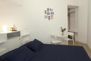 ローマにあるB&B Roma Olimpicのベッドルーム1室(ベッド1台、テーブル、椅子付)