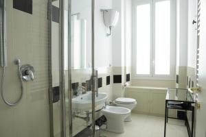 łazienka z toaletą, umywalką i prysznicem w obiekcie B&B Roma Olimpic w Rzymie