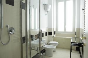 ローマにあるB&B Roma Olimpicのバスルーム(トイレ、洗面台、シャワー付)