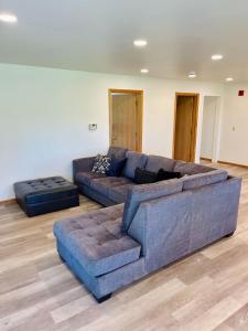 Ruang duduk di Zero Rock Two-Story Suite