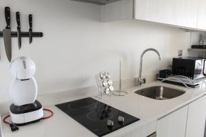 アントファガスタにあるHOM I Vista al Mar Depto Studio Piscina 0816 PNMの- キッチンカウンター(ミキサー、シンク付)