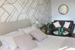 アントファガスタにあるHOM I Vista al Mar Depto Studio Piscina 0816 PNMのベッドルーム1室(ベッド1台、椅子、鏡付)