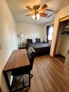 Ένα ή περισσότερα κρεβάτια σε δωμάτιο στο Tomah Apartment C - Veterans Street