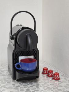 a coffee maker with a cup and a bowl at Appartamento a 100m dal mare in Grottammare