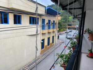 una vista dal balcone di un edificio di El Apartastudio de Doña Gilma a Pijao