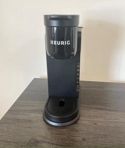 威斯康星戴尔Unit 17 - Stand Rock的坐在木桌边的黑色搅拌机